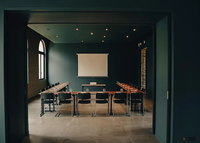 Le Corbusson Laval Ouest Hotel 3*