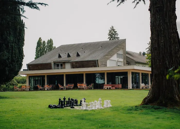 Le Corbusson Laval Ouest Hotel 3*