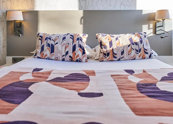 Le Corbusson Laval Ouest Hotel 3*