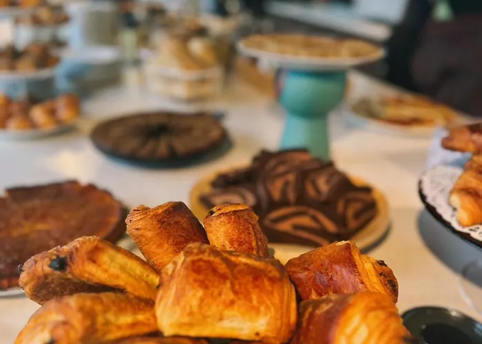 Hotel Le Corbusson Laval Ouest 3*