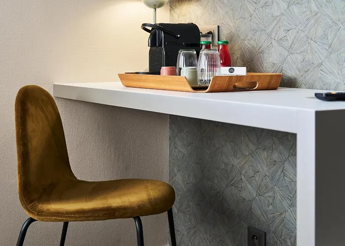 Le Corbusson Laval Ouest Hotel 3*