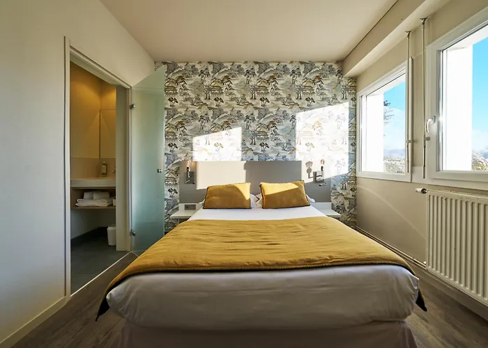 فندق Le Corbusson Laval Ouest 3*