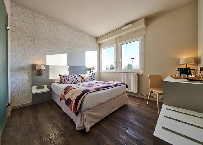 فندق Le Corbusson Laval Ouest 3*