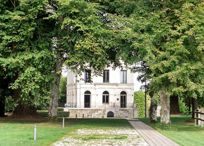 Le Corbusson Laval Ouest 3*